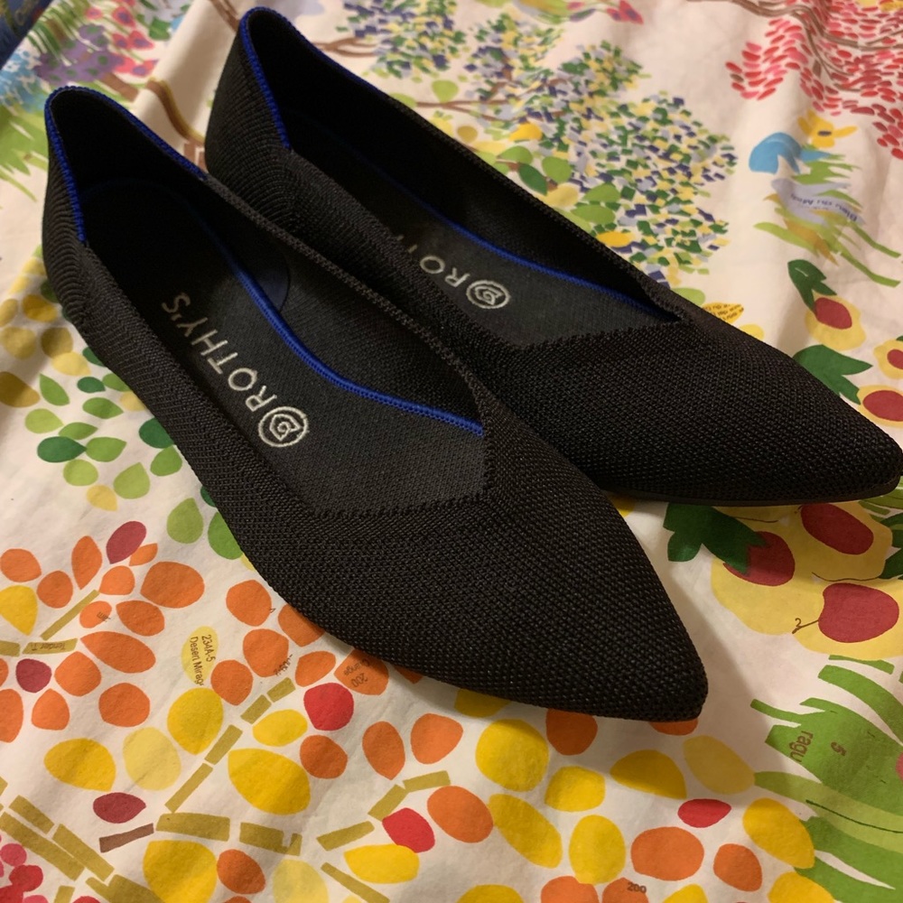 Size 9.5 Rothys black pointed toe flat